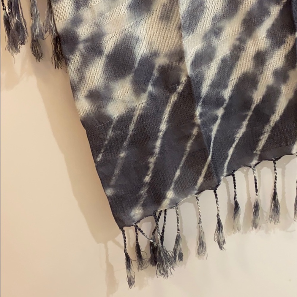 Lightweight artisan tie dye scarf gray/white